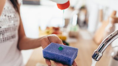 Най-честите грешки, които правим с гъбата за миене на съдове 
