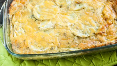 Печени тиквички с лук и кашкавал