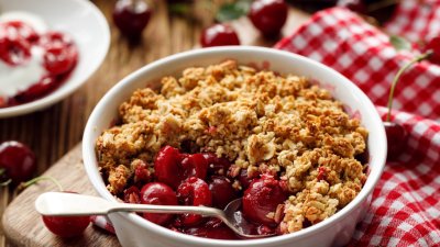 Лесен крамбъл с пресни череши