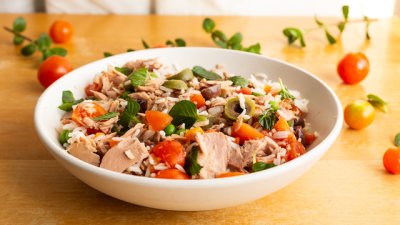 Средиземноморска салата с ориз, шунка и зеленчуци 