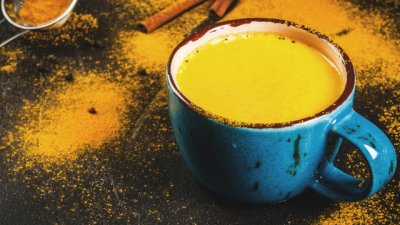 Какво се случва, когато преди сън пиете мляко с куркума