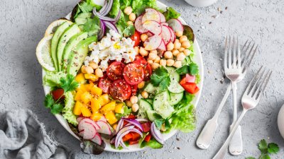 Богата салата с много зеленчуци и манго