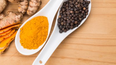 Защо куркума и черен пипер е здравословна комбинация?