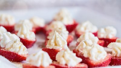 Пълнени ягоди с чийзкейк крем