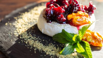 Запечено сирене бри с ядки и сладко от смокини