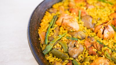 Пиле с къри, ориз и боб