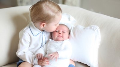 Принц Джордж и принцеса Шарлот с първа обща фотосесия