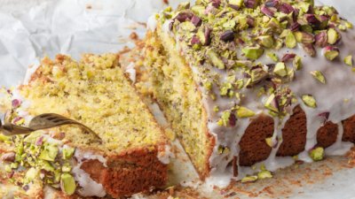 Маслен кекс с шамфъстък и лимонова глазура 