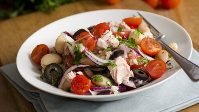 Салата с риба тон и бял боб