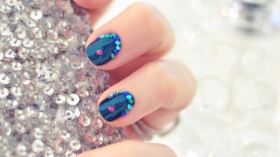 Ефектен маникюр с камъчета