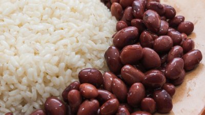 Червен боб с домати върху канапе от ориз 