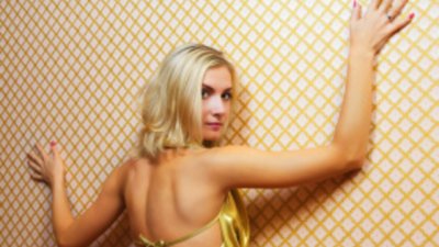 Деколте и гол гръб