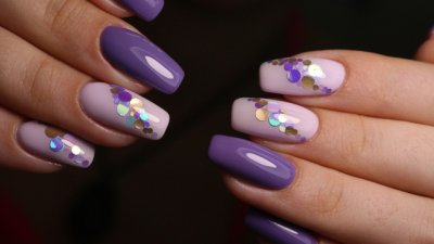 Брокати и пайети – хит в маникюра за 2023