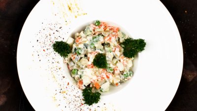 Салата с пилешко и грах