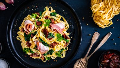 Паста със спанак, сушени домати и панчета