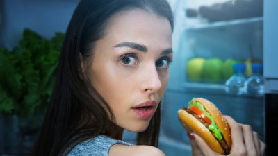 10 причини яденето късно да е вредно за здравето 