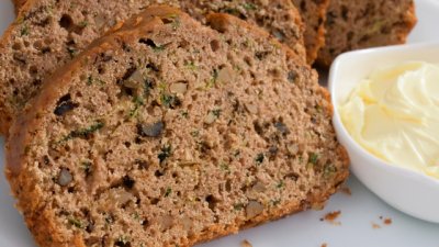 Хляб с тиквички и стафиди