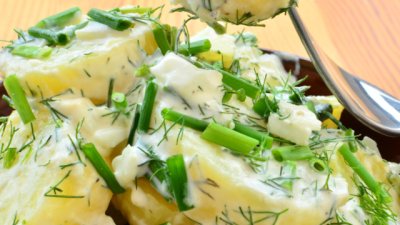 Лесна салата с пресни картофи и копър