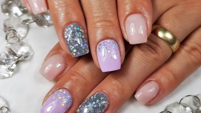 Маникюри с брокатен лак