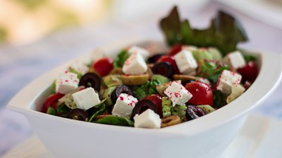 Ароматна салата с краставици, маслини и фета