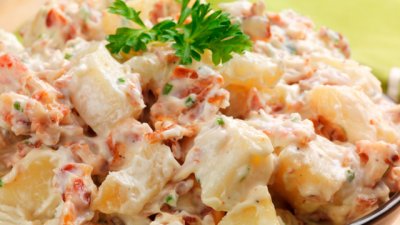 Топла салата с бекон, картофи и царевица