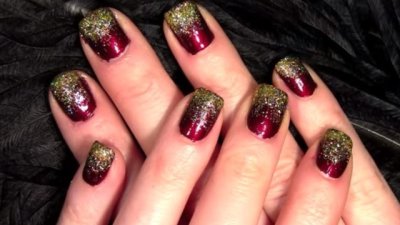 Маникюр със златни частици