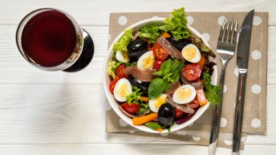 Зелена салата с риба тон, аншоа и яйца