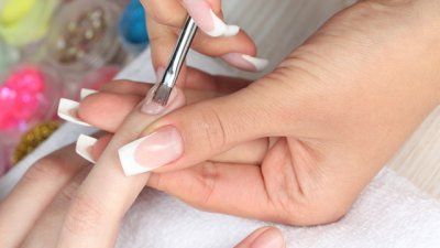 Как да премахнете жълтите петна по ноктите