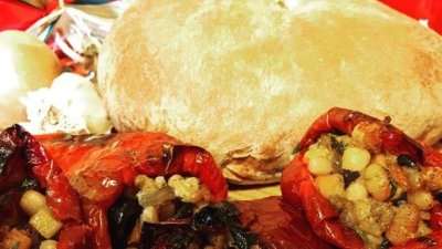 Постни пълнени чушки с боб и маслини