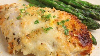 Печено пилешко с пармезанова коричка