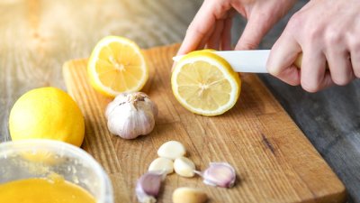 Здравословен еликсир с мед, лимон и чесън 