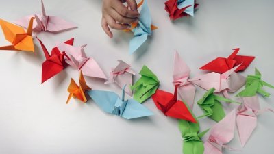 Японец показва как се правят оригами-шедьоври