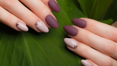 Маникюр с бляскави частици