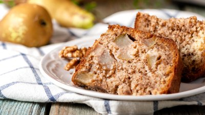 Кекс с круши и ядки