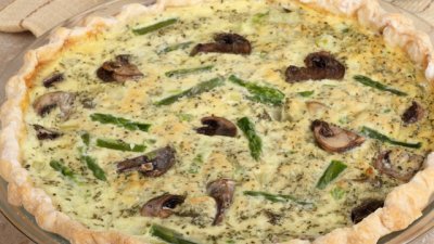 Киш с аспержи, бекон и гъби