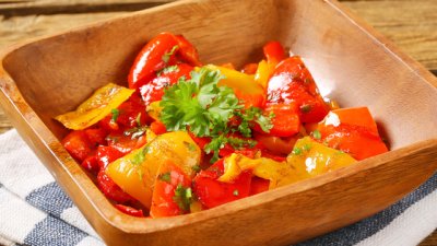 Зимна салата с чушки, крема сирене и чесън