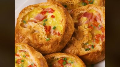 Пълнени кроасани с яйца, шунка и кашкавал