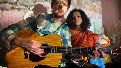 „Поне за миг“ е първата дуетна песен на Елена Сиракова и Момчил Косев