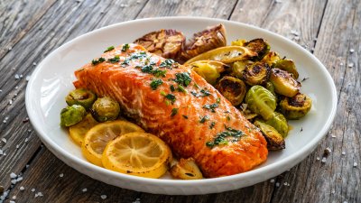 Чеснова сьомга с брюкселско зеле