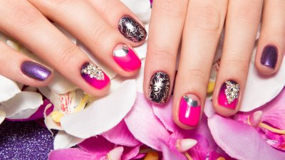 Красиви маникюри с деликатни декорации