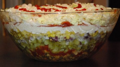 Салата с рулца от раци и царевица