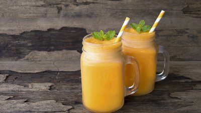Лятно смути с манго и портокал
