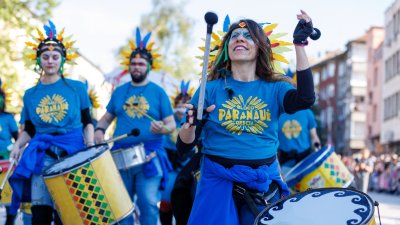 Карнавал Габрово отново впечатли хиляди гости с вихър от цветове, хумор и сатира