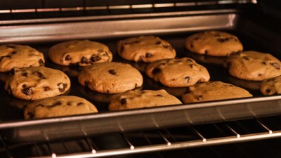 Домашни кукис с шоколад, орехи и кафява захар