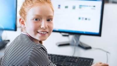 В Русская школа се учат два езика от предучилищен клас