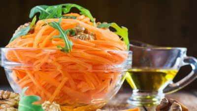 Салата с моркови и орехи 