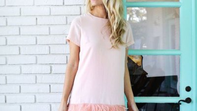 Декорирайте обикновената рокля с пера