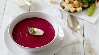 Студена супа с червено цвекло и сметана