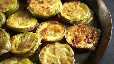 Разкошни чеснови тиквички с масло