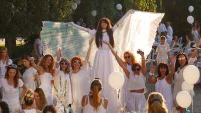 Тайно място. Тайна среща. Бяла вечеря!